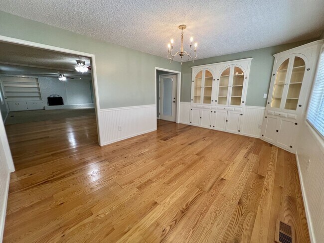 Building Photo - 3 Bedroom Home in Greenwood!