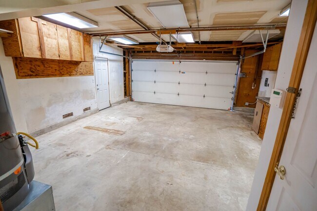 Building Photo - Valencia 4 Bedroom Home for Rent.