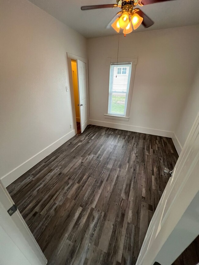 Building Photo - 2 bedroom house with fenced in back yard i...