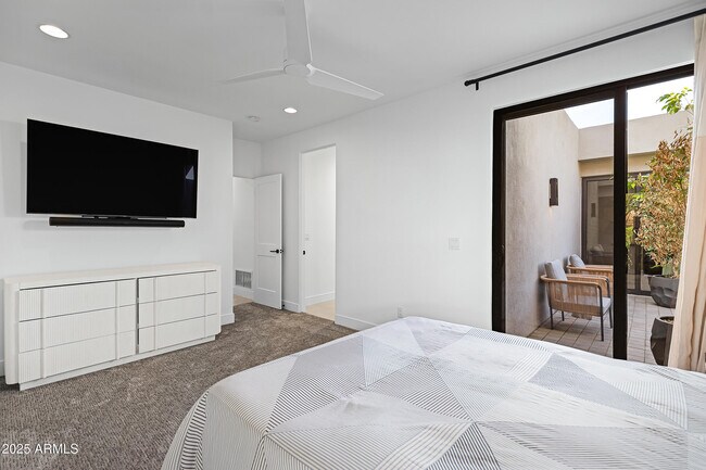 Building Photo - 5841 N Echo Canyon Cir