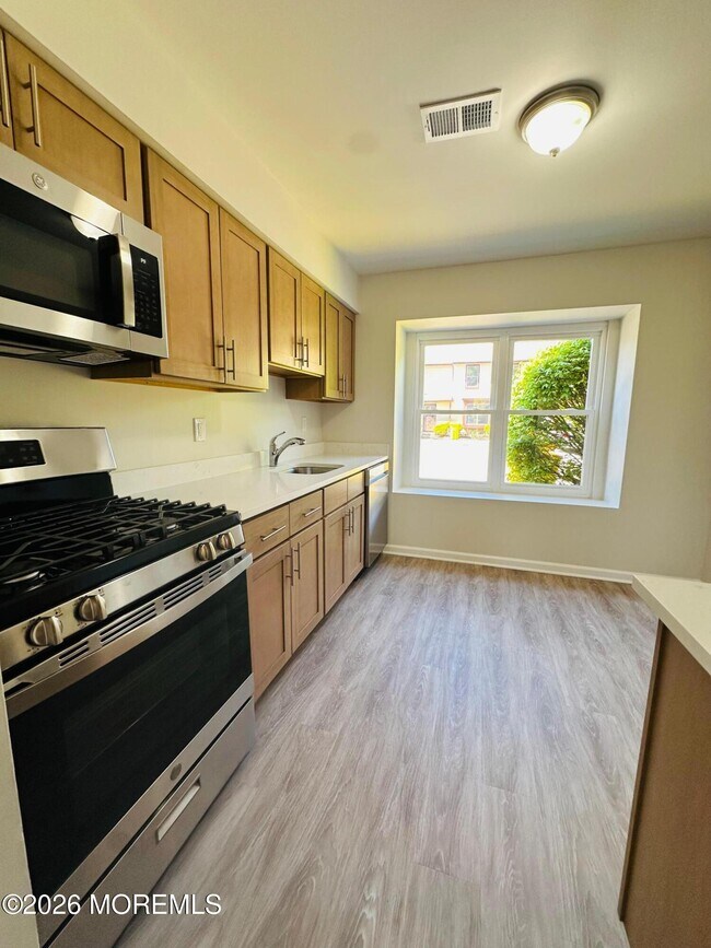 Building Photo - 402 Woodlake Manor Dr