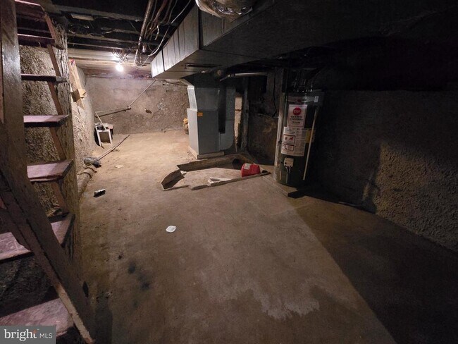 Building Photo - 330 Moss St