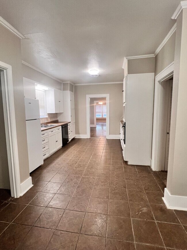 Building Photo - Spacious 3 Bedroom 2 Bath