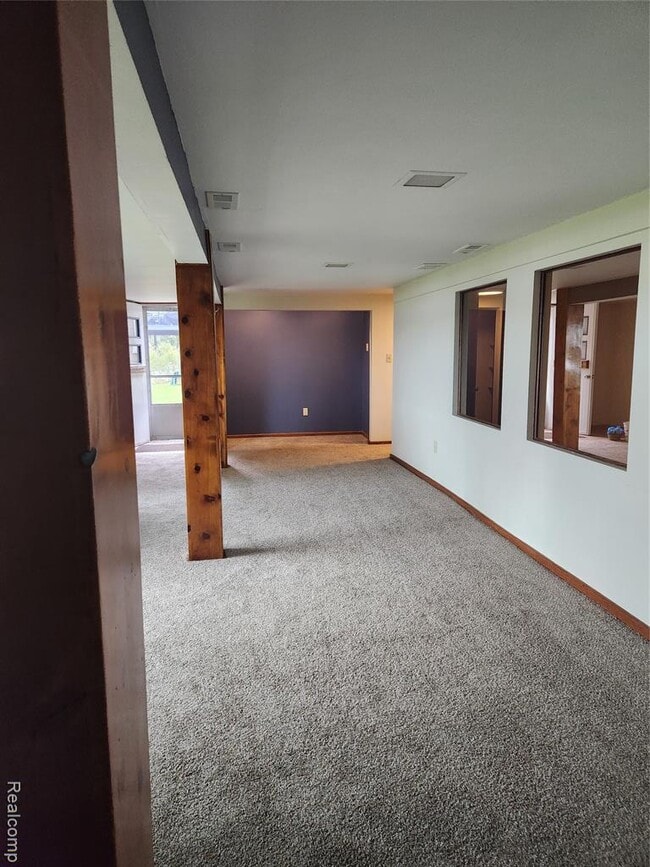 Building Photo - 8463 Hillpoint Dr