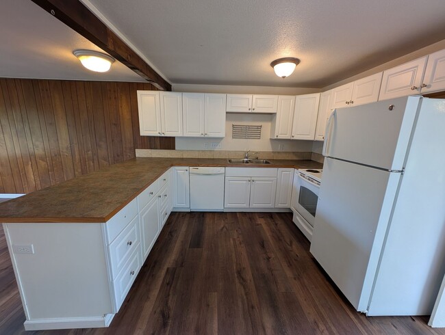 Building Photo - Updated Bremerton Duplex, Close to EVERYTH...