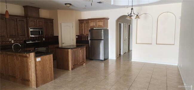 Building Photo - 14 Samgar St