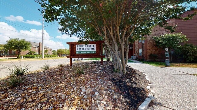 Building Photo - 904 University Oaks Blvd