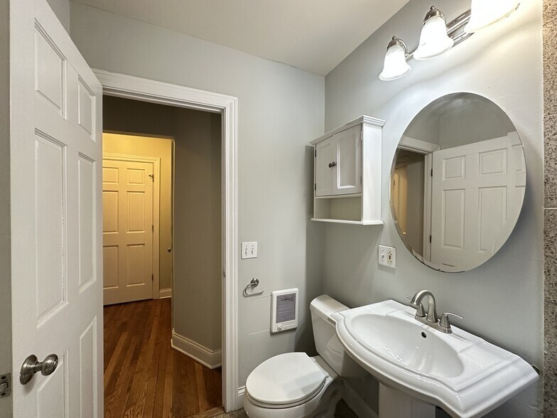 Building Photo - 736 W Addison St