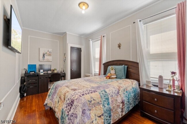 Building Photo - 144 Bellevue St