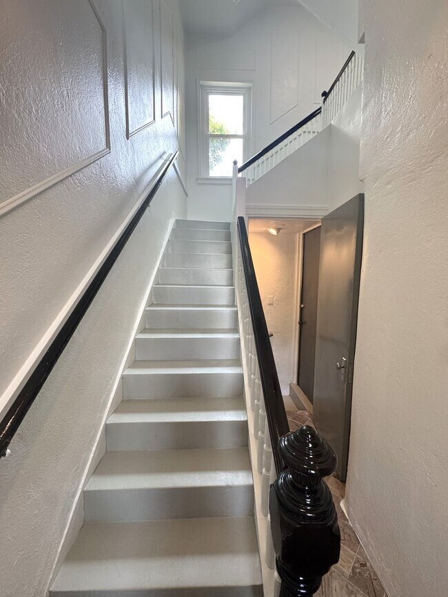 Building Photo - Fabulous Large Renovated 1BR/1BA in Histor...