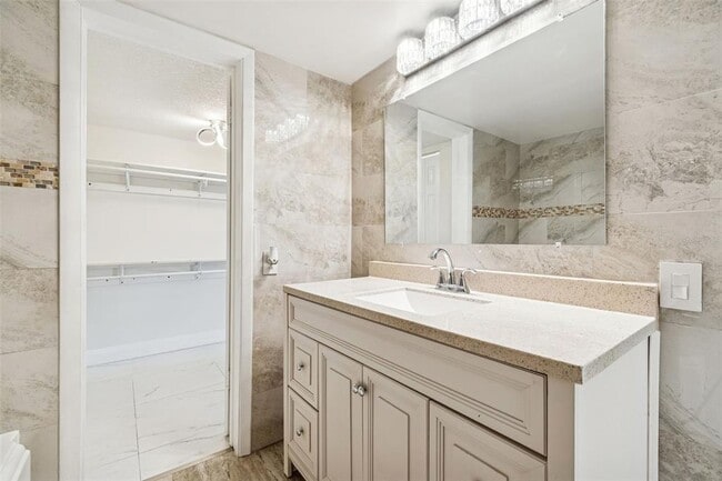 Building Photo - 2302 S Manhattan Ave