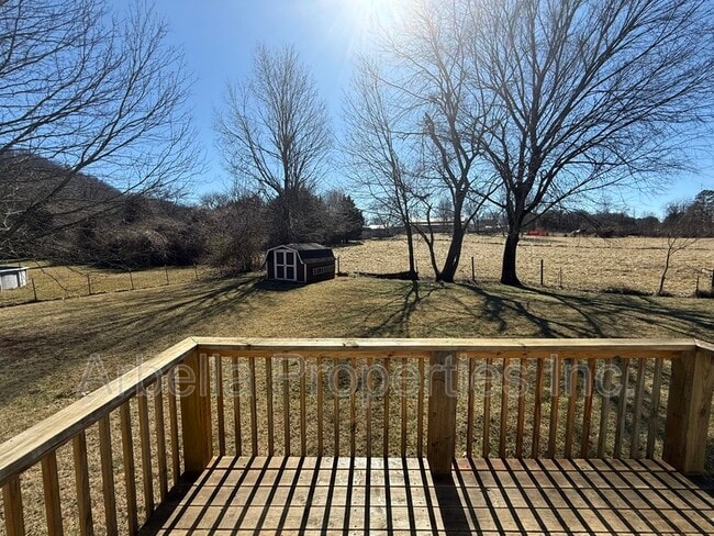 Building Photo - 117 Rowe Ln