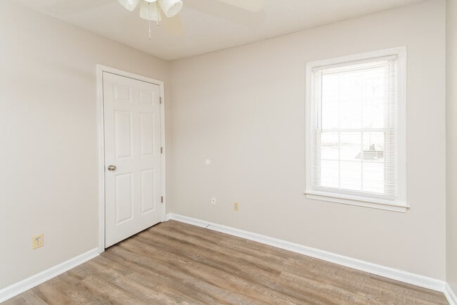 Building Photo - 10 Market Hall Ct