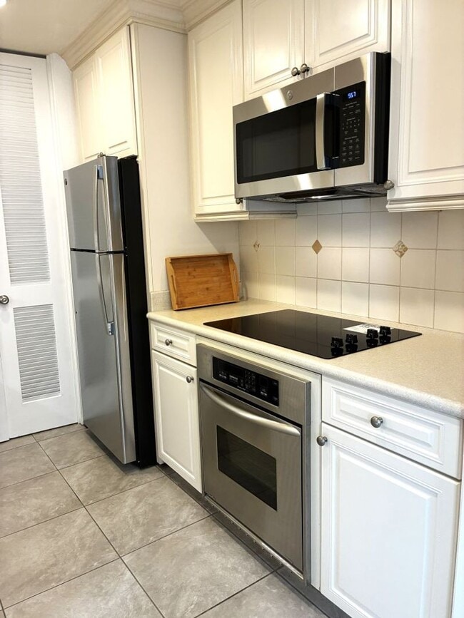 Building Photo - Light-Filled, Thoughtfully Updated Condo with Private Patio & Resort Amenities