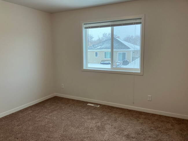 Building Photo - 4 Bed 3 Bath