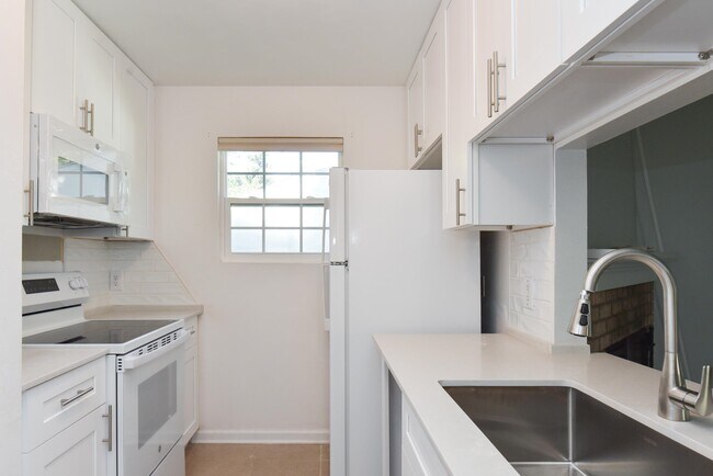 Building Photo - 2046 Gardenbrook Ln