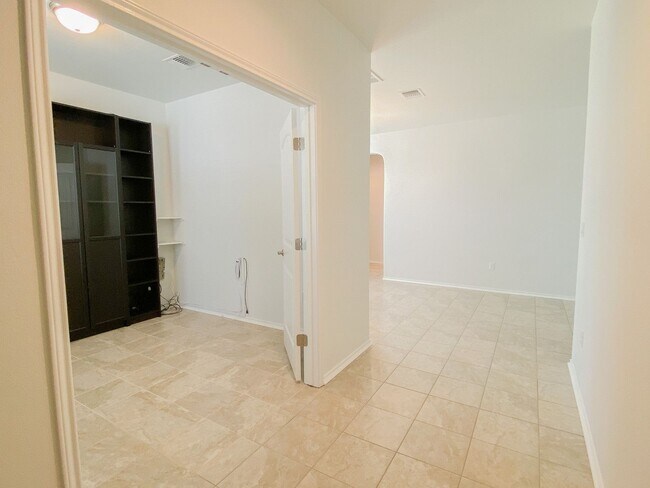 Building Photo - Beautiful 5 BR / 2.5 BA Home for Rent in A...