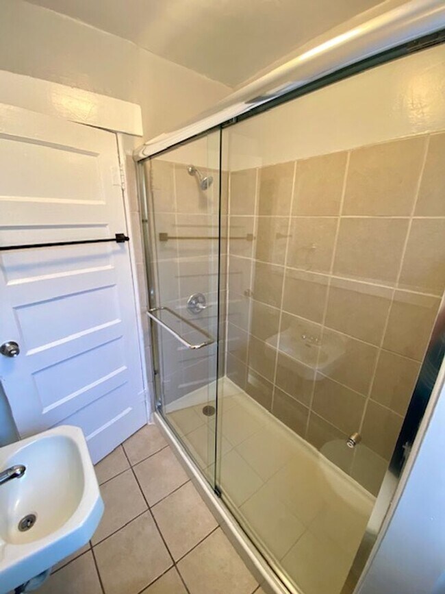 Building Photo - F00444