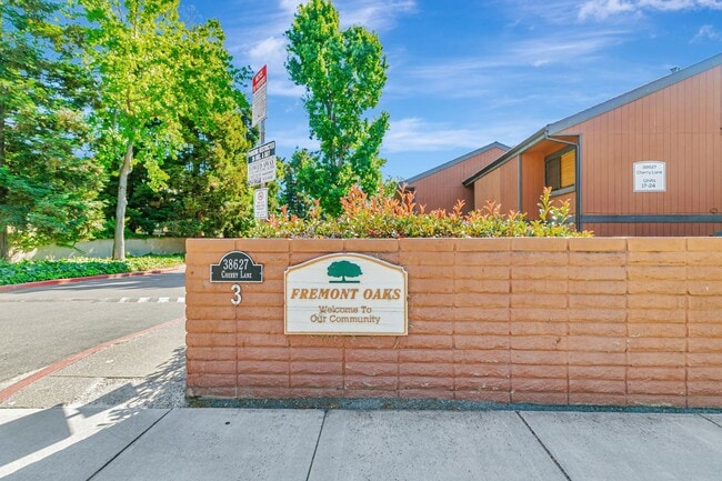 Building Photo - 2BR 1.5BA Condo For Rent – Prime Central F...