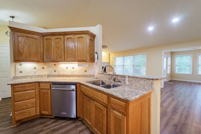 Building Photo - Charming 3 bedroom, 2 bathroom located in the picturesque Hot Springs Village