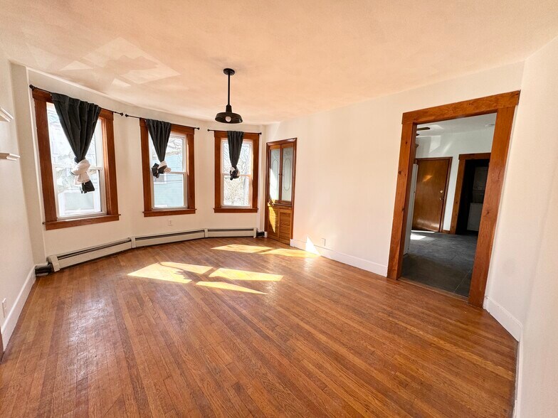 Building Photo - 28 Willow St