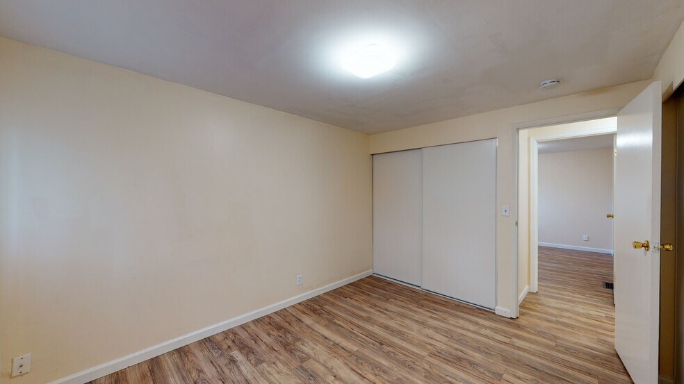 Master bedroom - 12405 NE 109th Pl