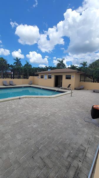 Building Photo - 6882 NW 173rd Dr