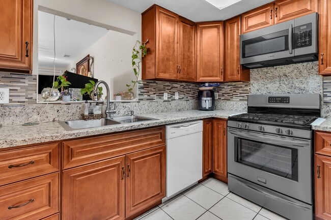 Building Photo - 11322 Oakwood Dr