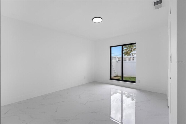 Building Photo - 520 115th Ave