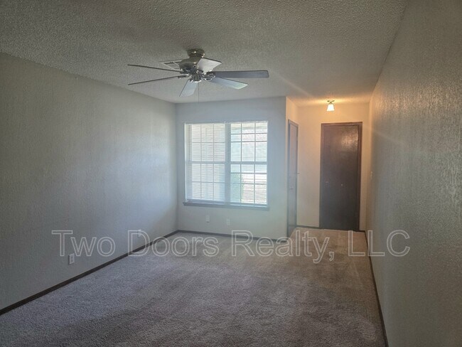 Building Photo - 663 W Perry Dr
