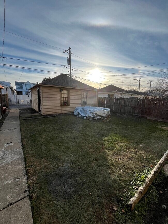 Building Photo - 5133 W Wrightwood Ave