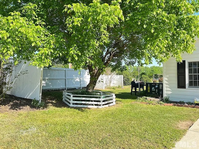 Building Photo - 2 Bedroom Single Family Residential or Office