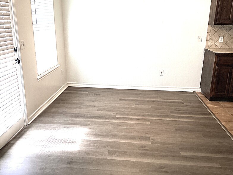 Building Photo - 909 Harvest Dr