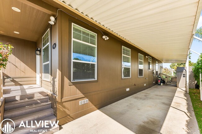 Building Photo - Stylish and beautiful 3-Bed Home with Land...