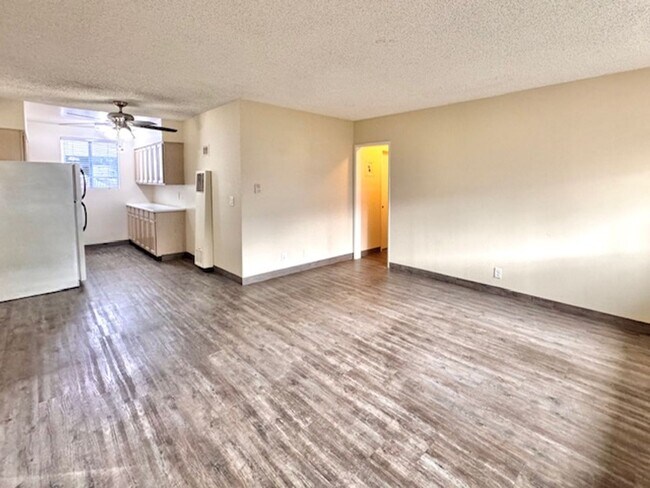 Building Photo - Downstairs, One Bedroom Apartment located ...