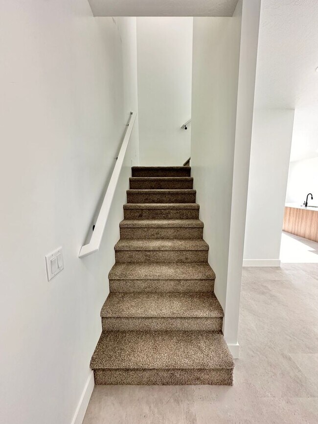 Building Photo - PET FRIENDLY!! HURRICANE TOWNHOME!