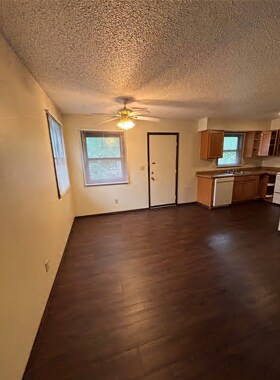 Building Photo - 1461 Valley View Dr