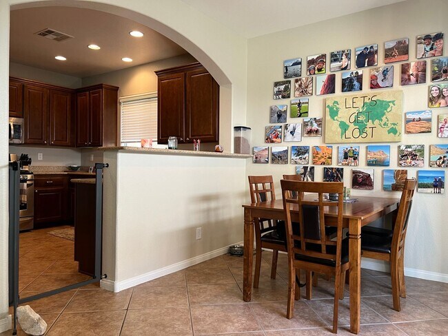 Building Photo - ABSOLUTELY AMAZING! Large 4 bedroom 2 stor...