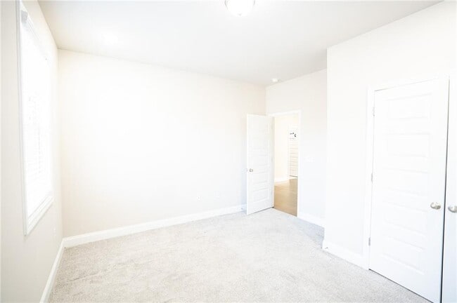 Building Photo - 2215 Manor Pointe Dr