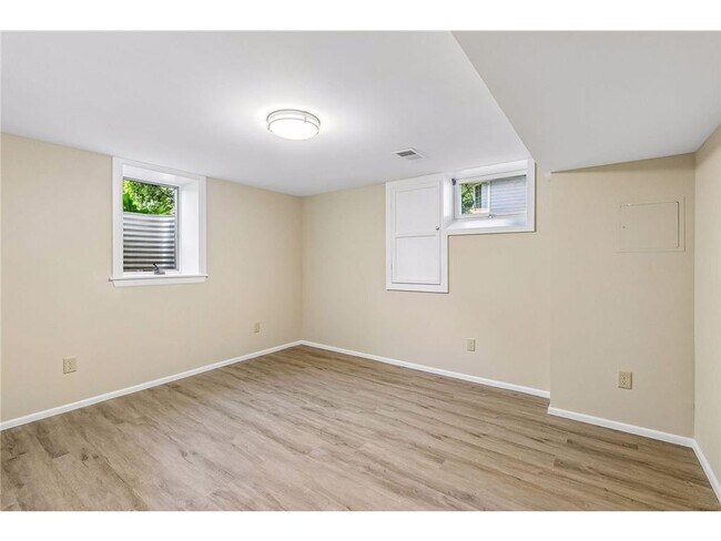 Building Photo - 1303 Crystal Lake Rd E