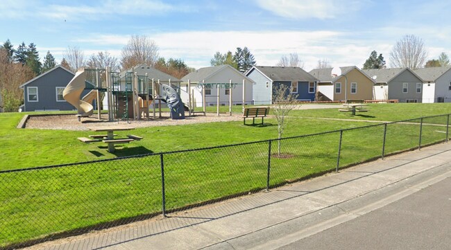 Building Photo - Spacious 4 bedroom - Ready Now