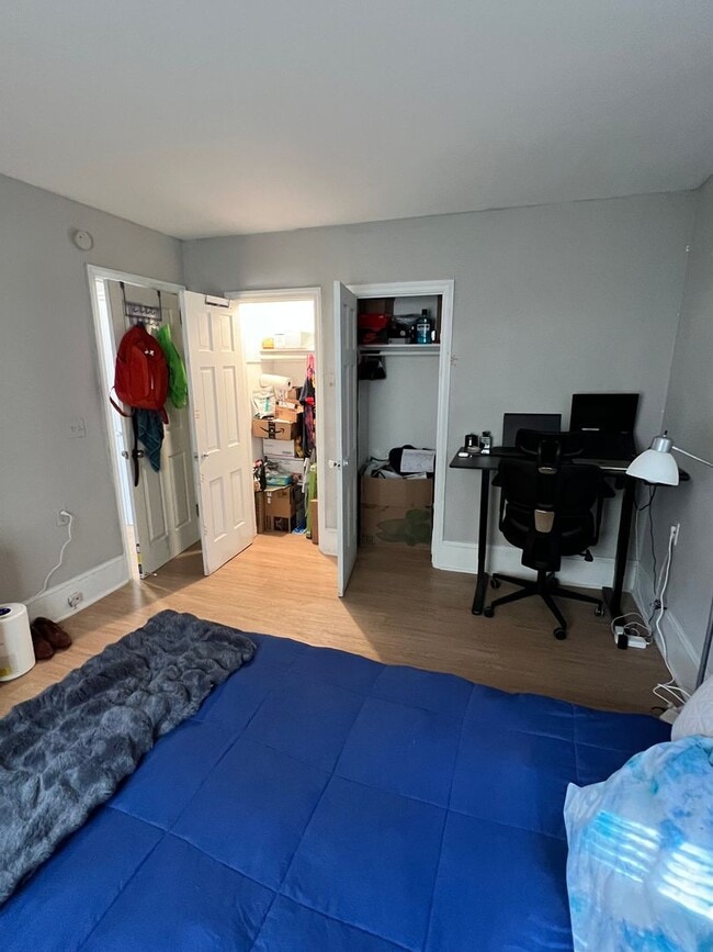 Building Photo - Pennington Rd, Ewing, NJ – 6BR / 2BA. Large single-family home near TCNJ with spacious driveway