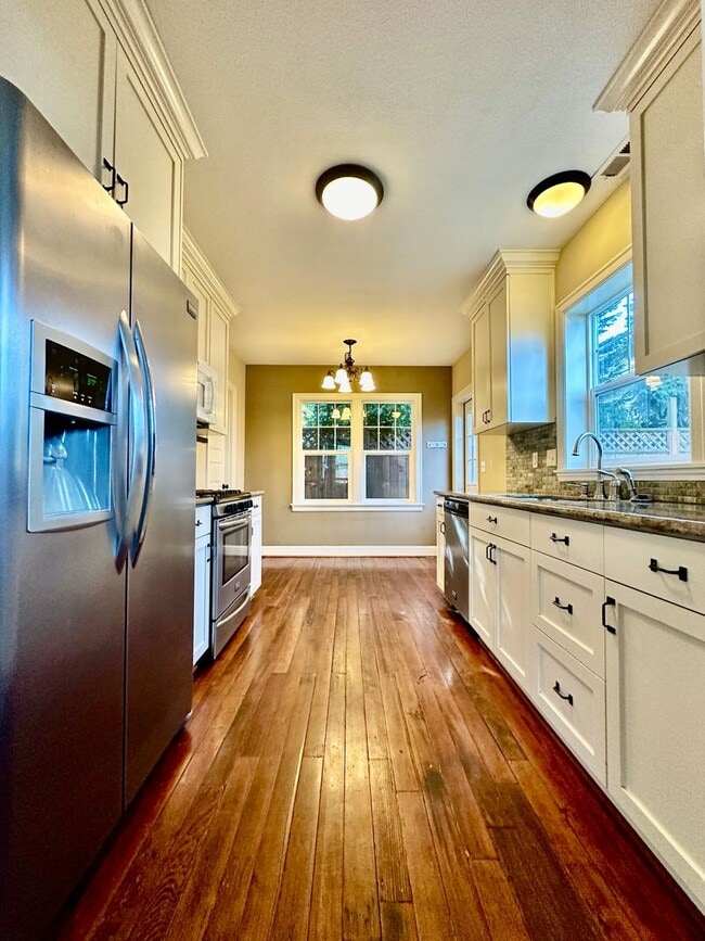 Building Photo - Remodeled Piedmont 3 Bedroom Home with Har...