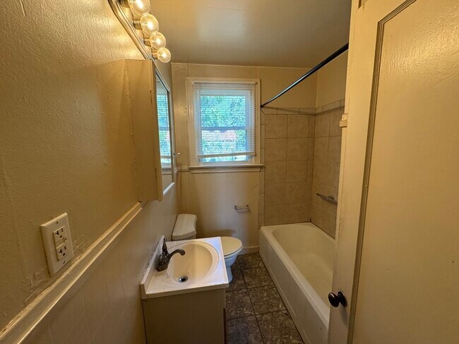 Building Photo - Nice 2 bedroom 1 bath home near UAMS
