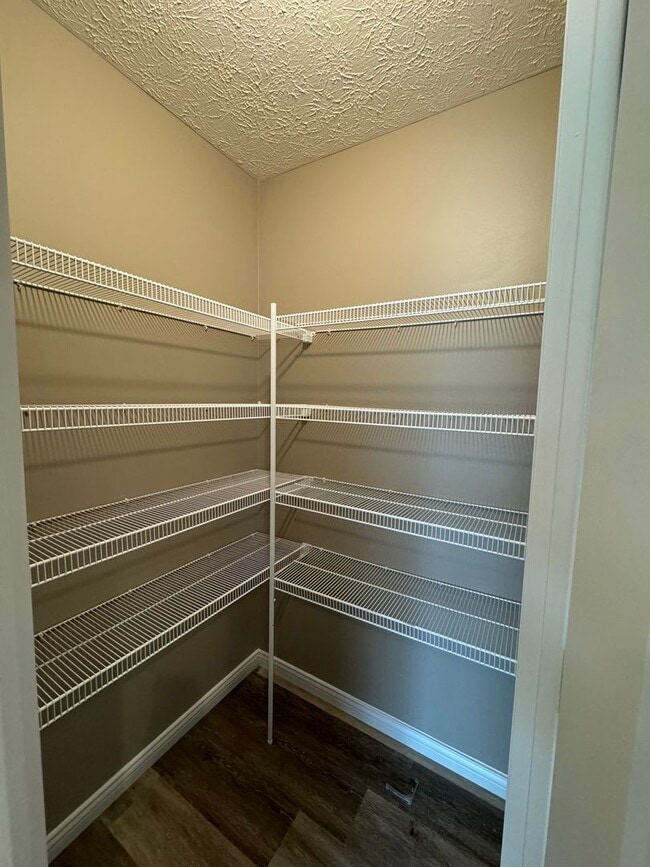 Building Photo - 3 Bedroom Single Family Home Available in ...