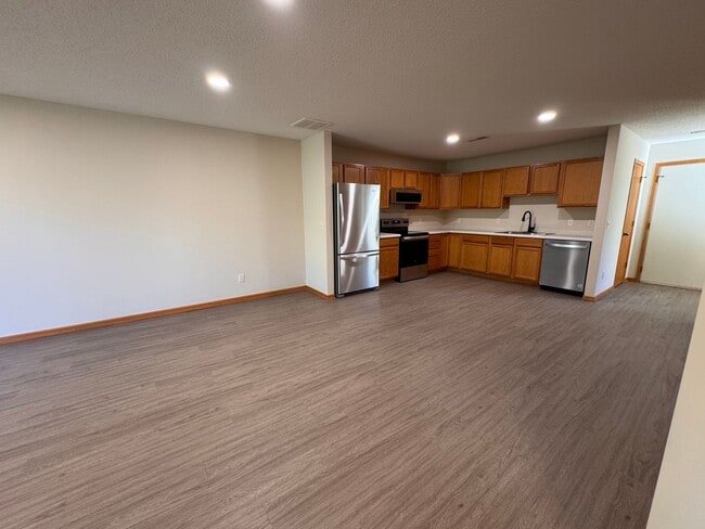 Building Photo - Fully Updated 2 Bed, 1 Bath End-Unit Townhome