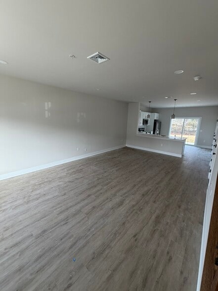 Building Photo - 1411 Greenview Dr