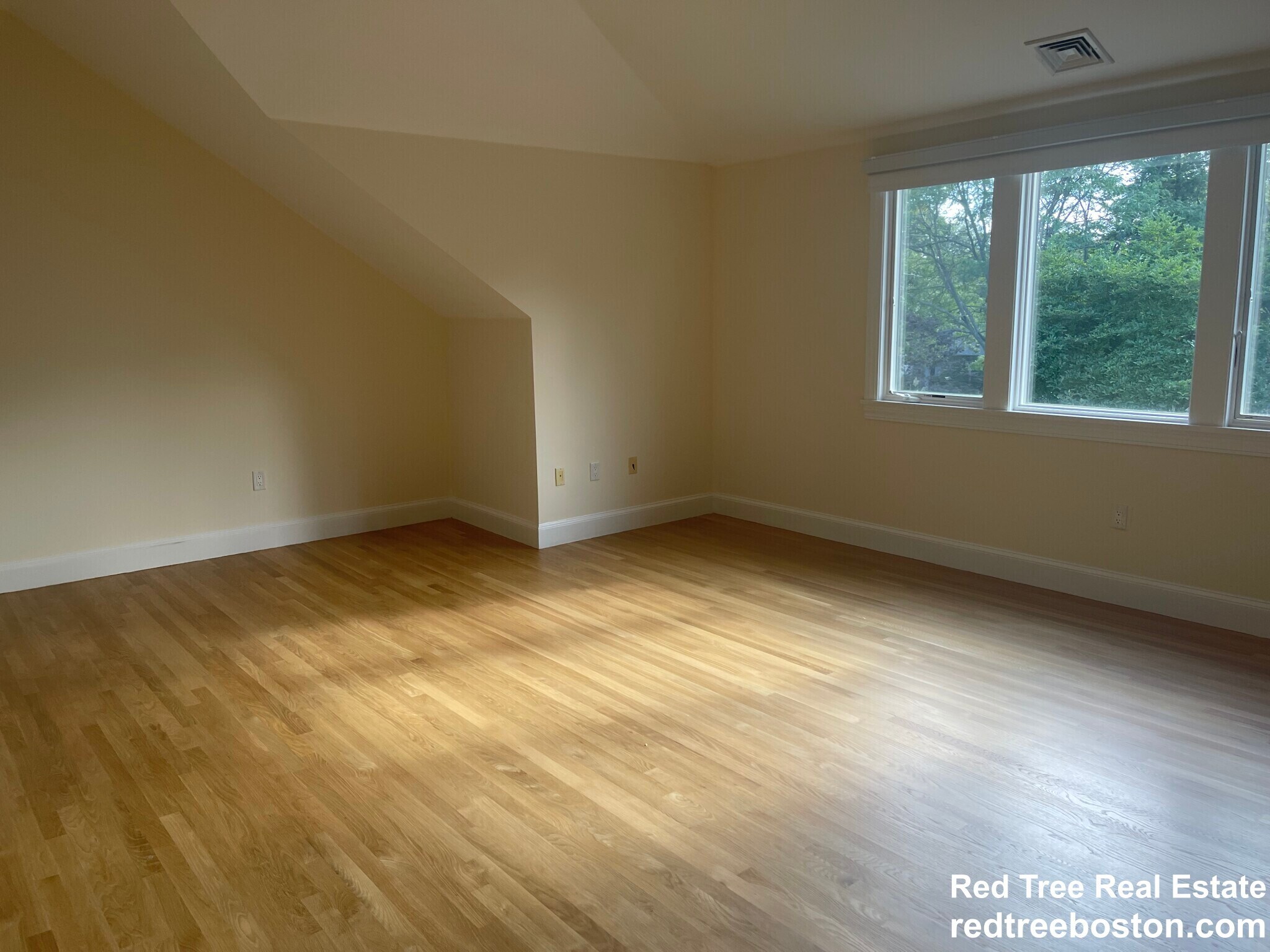 Building Photo - 901 W Roxbury Pky