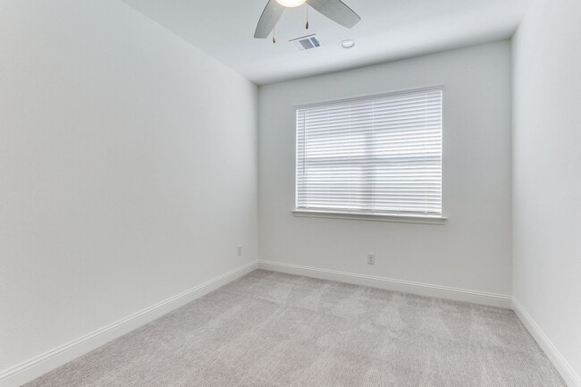 Building Photo - Modern 3 Bedroom / 2.5 Bath Townhome in Fo...