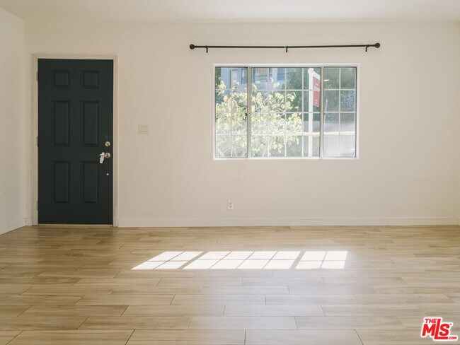 Building Photo - 917 N Ave 51